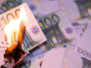 Burning one hundred euro