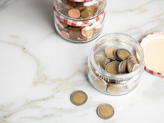3 Gläser mit Kleingeld und 2€ Münzen für Haushaltsgeld und