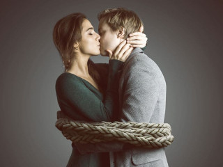 Gefesseltes Paar küsst sich