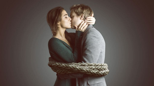 Gefesseltes Paar küsst sich