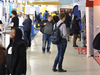 Fachmesse mit verschiedenen Ständen