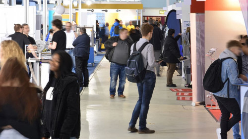 Fachmesse mit verschiedenen Ständen