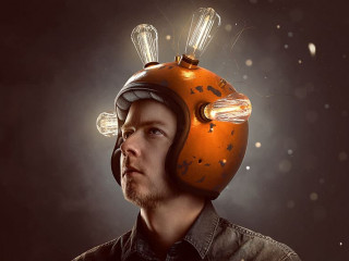 Junger Mann mit Glühbirnen-Helm