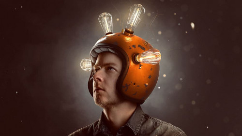 Junger Mann mit Glühbirnen-Helm