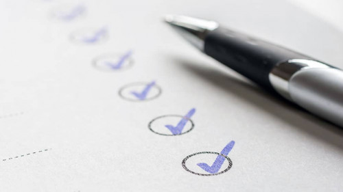 Haken an erledigte Aufgaben auf einer Liste