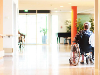 Rollstuhl im Pflegeheim