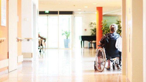 Rollstuhl im Pflegeheim