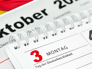 Tag der Deutschen Einheit mit Kalender 3. Oktober 2022 und Flagg