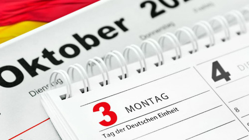 Tag der Deutschen Einheit mit Kalender 3. Oktober 2022 und Flagg