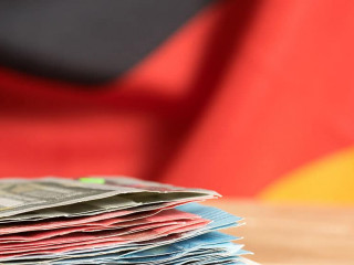 Flagge von Deutschland und viele Euro Banknoten