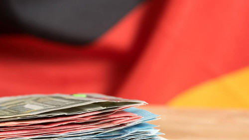 Flagge von Deutschland und viele Euro Banknoten