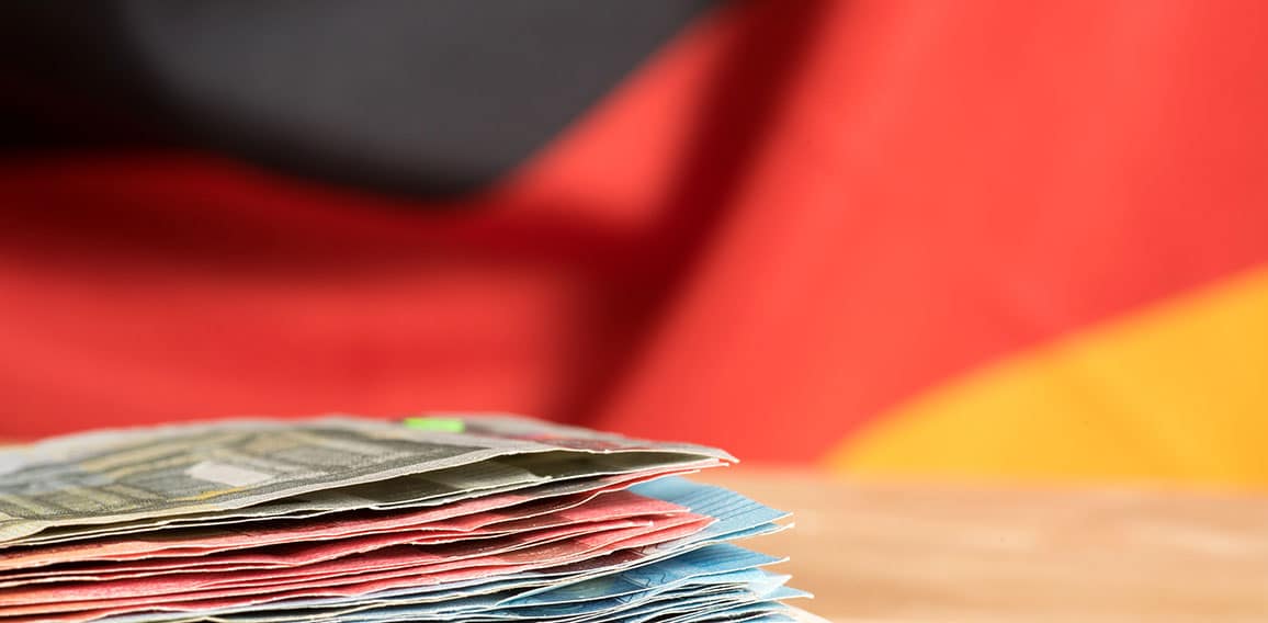 Flagge von Deutschland und viele Euro Banknoten