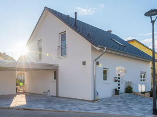 Haus mit Holzcarport