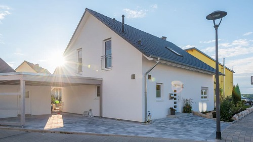 Haus mit Holzcarport