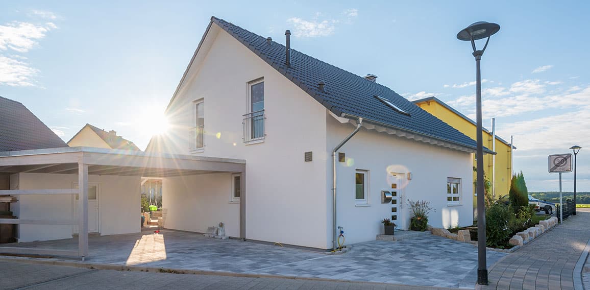 Haus mit Holzcarport