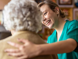 Seniorin-Pflegekraft-420841574-AS-pikselstock