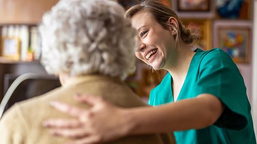 Seniorin-Pflegekraft-420841574-AS-pikselstock