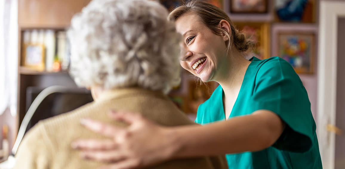 Seniorin-Pflegekraft-420841574-AS-pikselstock