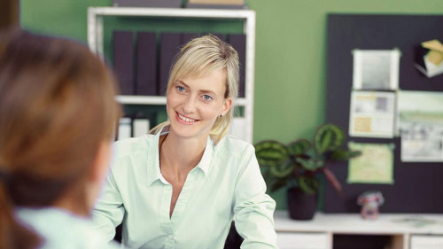 junge frau in einem gespräch im büro