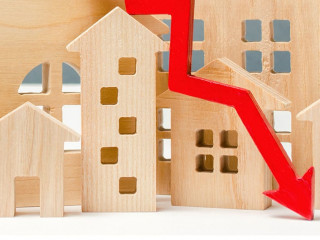 The concept of falling real estate market. Reduced interest in the mortgage. A decline in property prices and apartments. Low interest rates on mortgage loans. Reduced demand for home purchase.