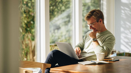 Mann-Laptop-Laecheln-425210703-AS-Jacob-Lund