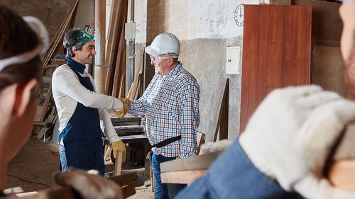 Schreiner Meister gratuliert Lehrling