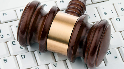 Richterhammer und Tastatur.