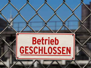 Schild: Betrieb geschlossen, vor Werksgelände