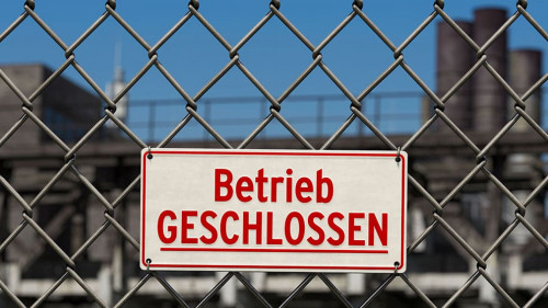Schild: Betrieb geschlossen, vor Werksgelände