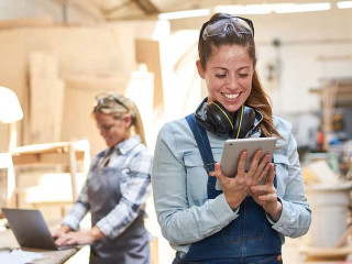 Videochat mit Kunden in der Schreinerei Werkstatt