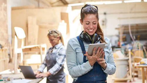Videochat mit Kunden in der Schreinerei Werkstatt