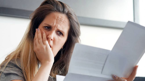 Young woman got a bad letter uvolnenii