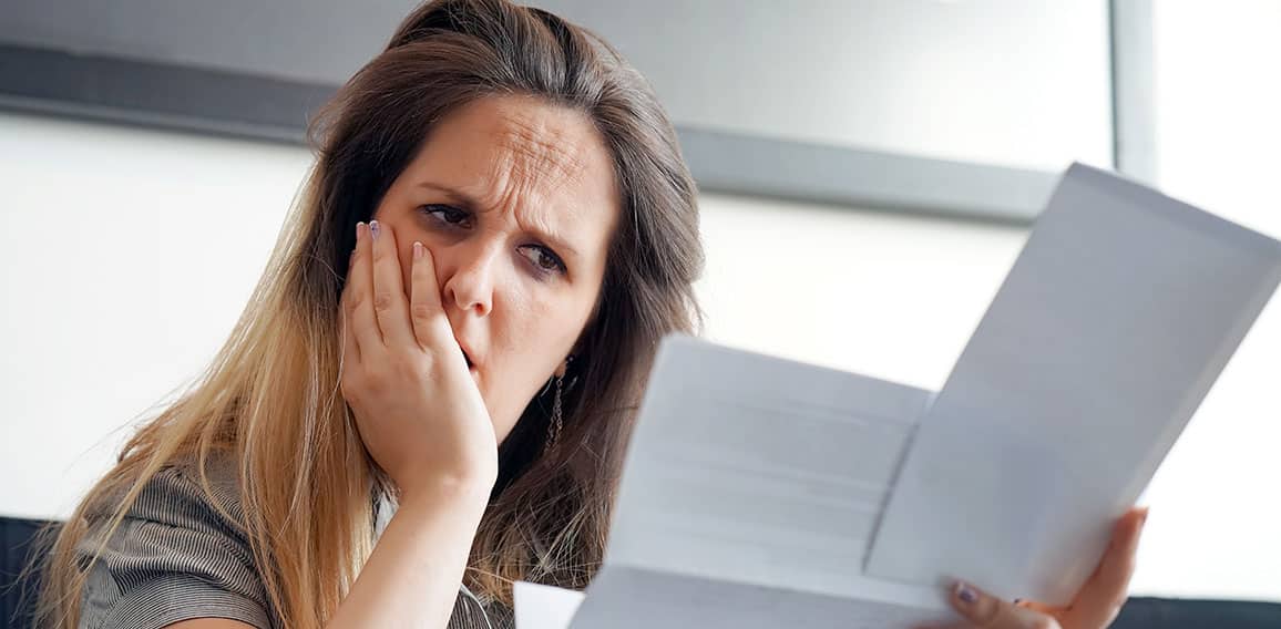 Young woman got a bad letter uvolnenii