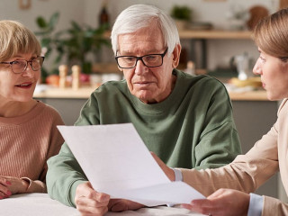 Senioren-Paar-Beratung-416474599-AS-AnnaStills