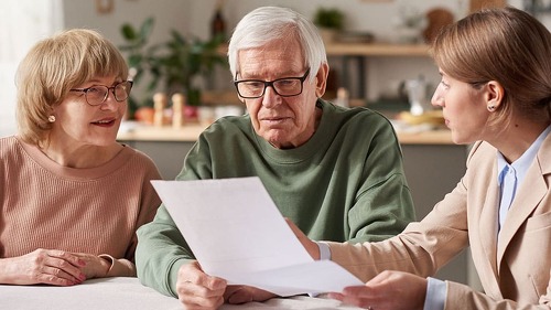 Senioren-Paar-Beratung-416474599-AS-AnnaStills