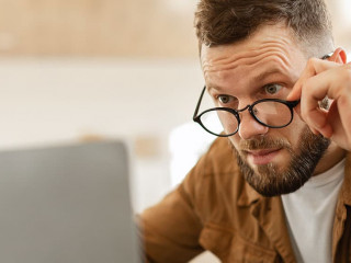 Mann-verwundert-Laptop-485398818-AS-Prostock-studio