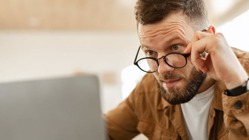 Mann-verwundert-Laptop-485398818-AS-Prostock-studio