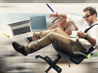 Mann-faellt-von-Stuhl-229153902-AS-Zarya-Maxim