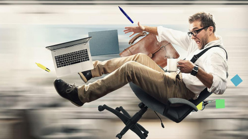 Mann-faellt-von-Stuhl-229153902-AS-Zarya-Maxim