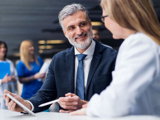 Anzugtraeger-Aerztin-339064262-AS-Halfpoint