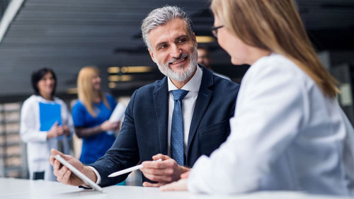 Anzugtraeger-Aerztin-339064262-AS-Halfpoint