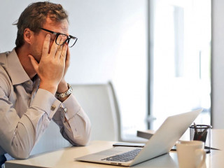 Anzugtraeger-verzweifelt-214626025-AS-olly