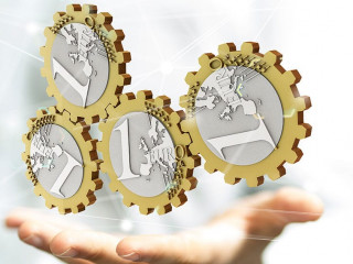 Hand-Euro-Zahnraeder-129576350-AS-vegefox-com