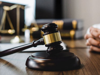 Maenner-Richterhammer-259475020-AS-Freedomz