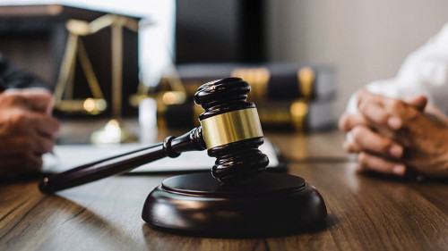 Maenner-Richterhammer-259475020-AS-Freedomz