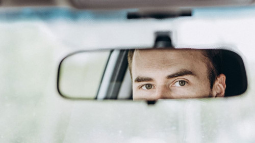 Gesicht-Rueckspiegel-176302493-AS-speed300