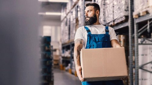 Mann-Warenlager-506173999-AS-dusanpetkovic1