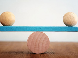 Wippe-Kugeln-Balance-376230297-AS-tomertu