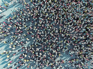 Menschen-Menge-216085663-AS-adimas