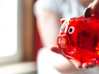 Junge Frau spart Geld für den Hausbau